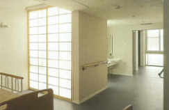 4人部屋の廊下側とベッドと明かり取りの中庭