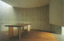 エントランス横の円形の面接室