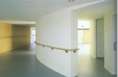 建物中央のデイルーム・食堂