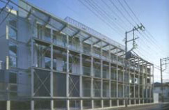 交通量の多い前面道路側外観