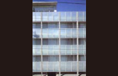 半透明のガラススクリーンをもつ居室のバルコニーが面した東側外観