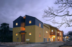 北東側外観夕景